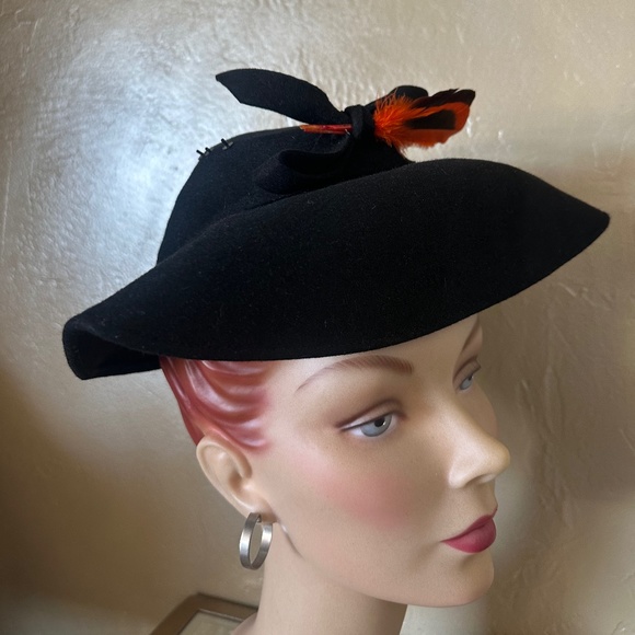 STYLISH 1940\'s BLACK FELT HAT - TURNED DOWN FRONT BRIM + ORANGE/BLACK FEATHERS main image 8